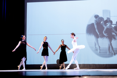 Učiteljice z učenko KO SANJE POSTANEJO PLES foto V. Leban